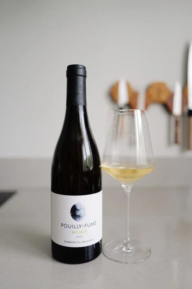 Fles Pouilly-Fumé MCMLV 2023 van Domaine du Bouchot naast een ingeschonken glas