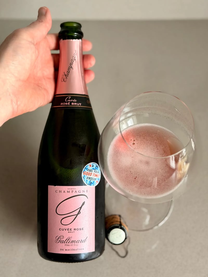 Glas Gallimard Cuvée Rosé met roze mousse naast de fles