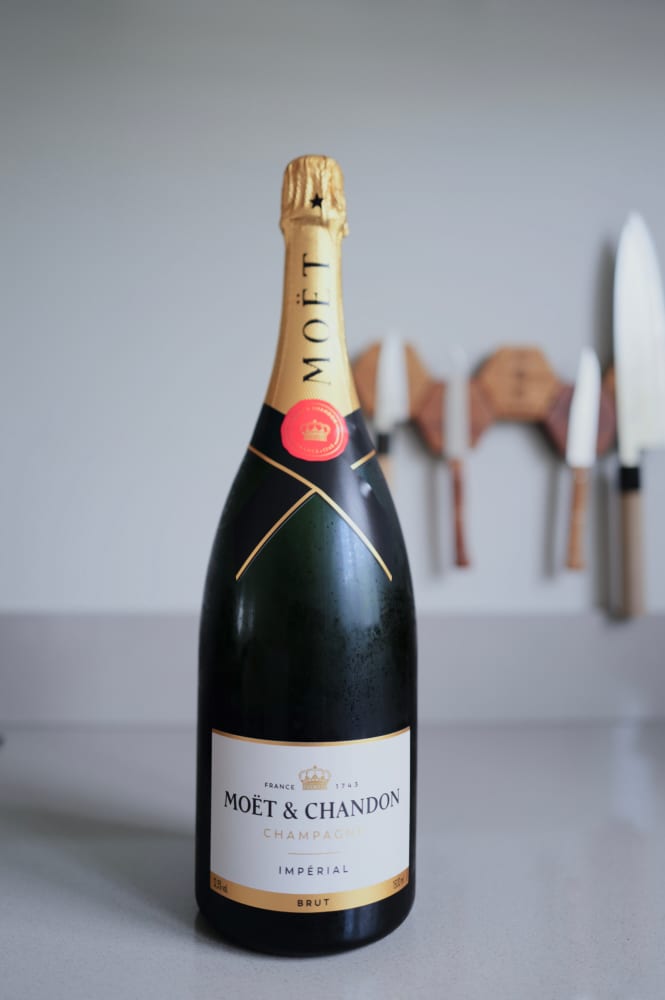Magnum Moët & Chandon Brut Impérial met witte etiket en gouden hals, klaar voor de proeverij