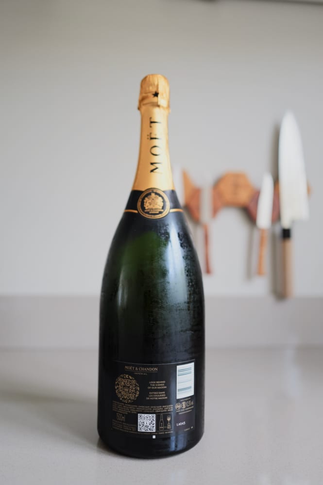 Achterzijde van de magnum Moët & Chandon Brut Impérial met QR-code en de tekst 'Look Behind The Scenes Of Our Maison'