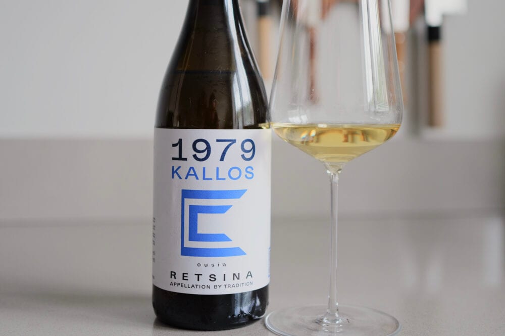 Fles 1979 Kalos Thalassino 2022 Griekse retsina met kustbos op de achtergrond