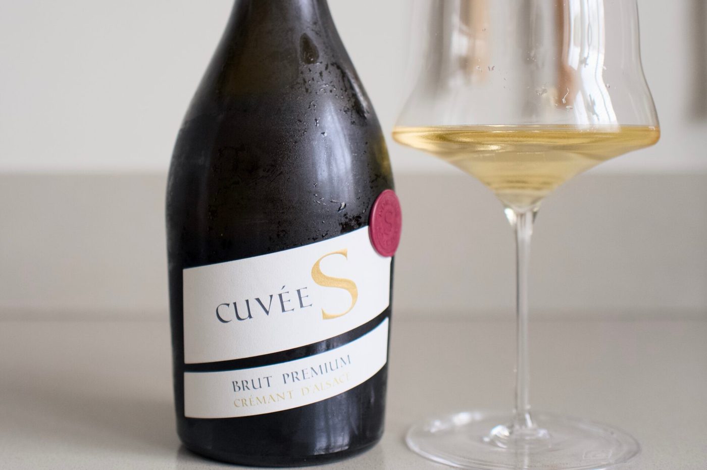 Twee glazen naast elkaar: Champagne en crémant voor een blind proefje