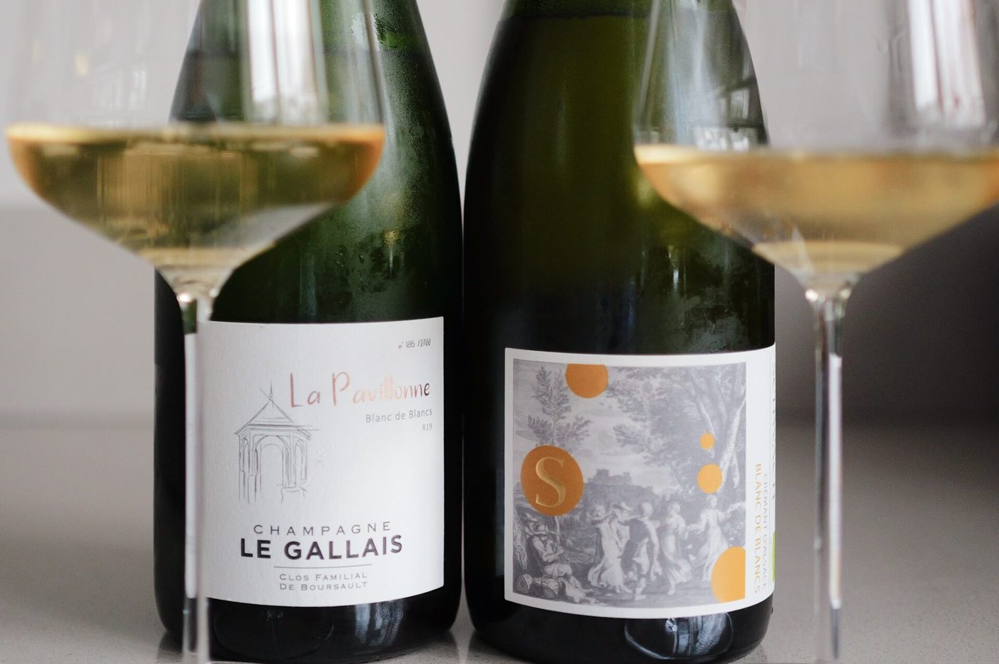 Fles Crémant d'Alsace naast Champagne glas voor een blind proeftest op prijs-kwaliteit