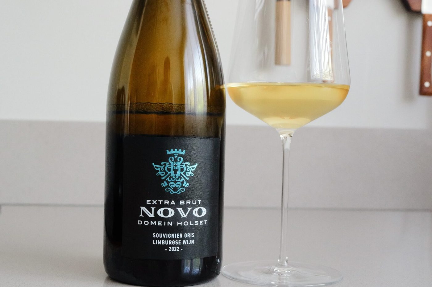 Fles Domein Holset Novo 2022 Nederlandse mousserende wijn met glas