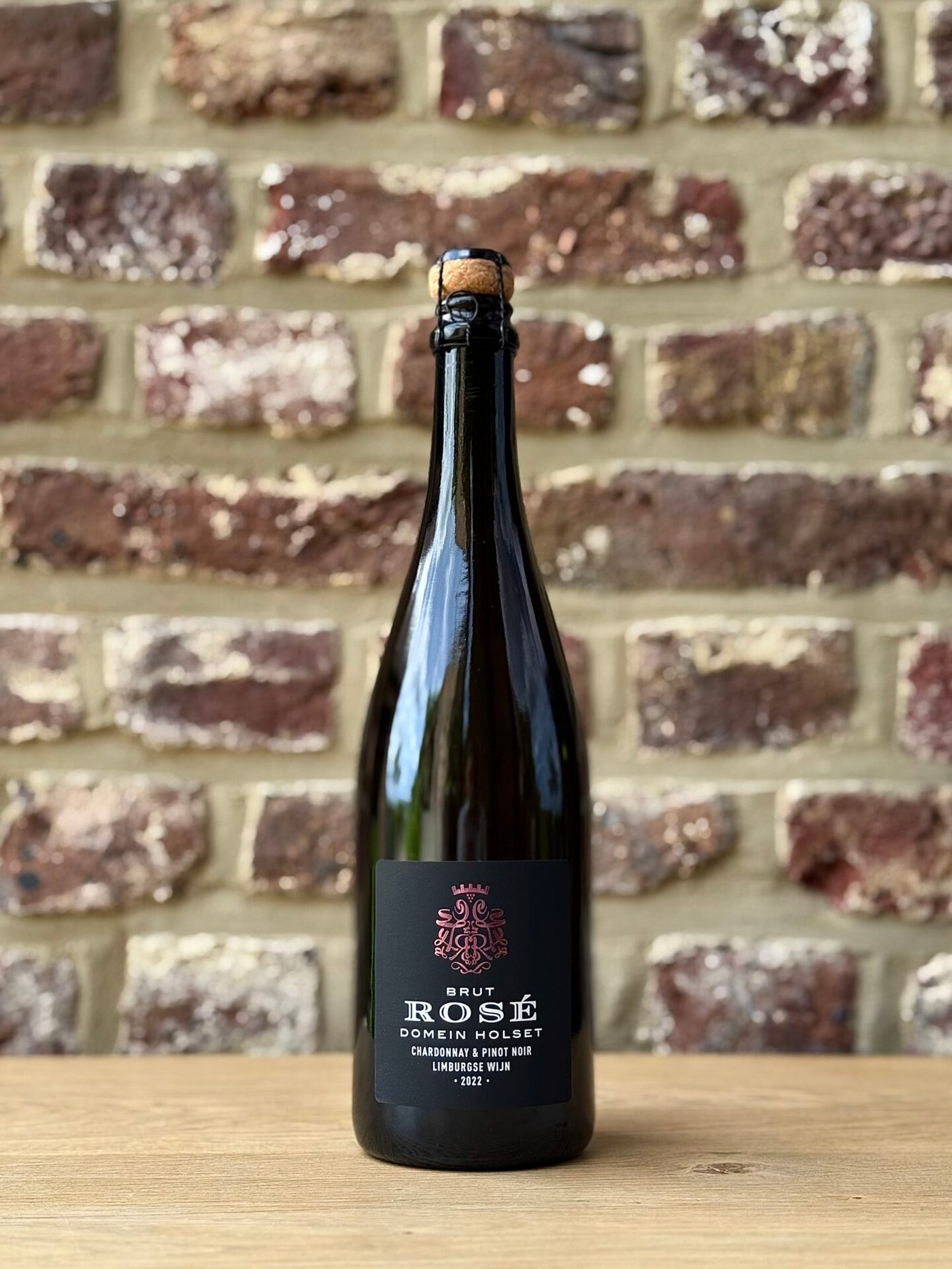 Fles Domein Holset Rosé Brut 2022, Nederlandse mousserende wijn uit Zuid-Limburg