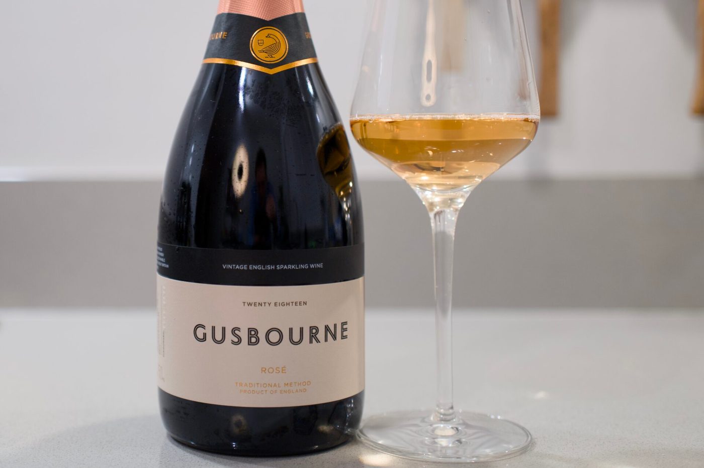 Gusbourne Rosé mousserende wijn met zalmpink bubbels in een glas