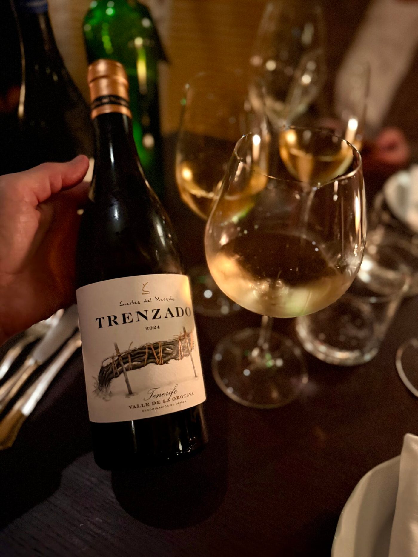 Wine glasses and dishes at Toet Amsterdam, a Mediterranean restaurant on Europaplein