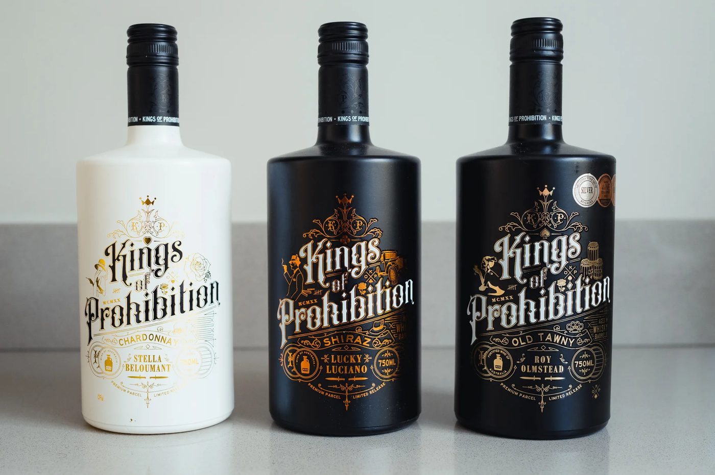 Flessen Kings of Prohibition wijn met art-deco labels