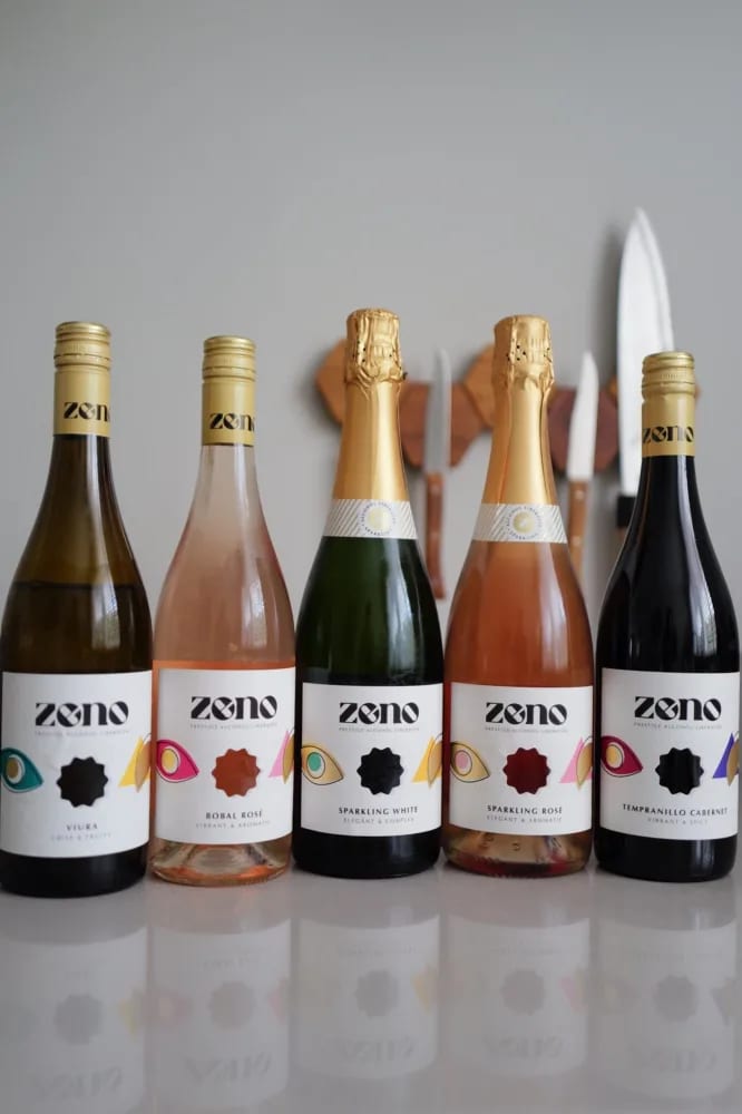 Vijf flessen Zeno alcoholvrije wijn op een rij: Viura, Bobal Rosé, Sparkling White, Sparkling Rosé en Tempranillo Cabernet