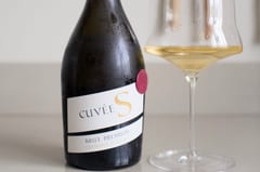 Twee glazen naast elkaar: Champagne en crémant voor een blind proefje