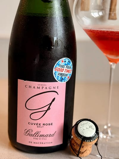 Fles Champagne Gallimard Cuvée Rosé uit Les Riceys met Vindeux-sticker naast een glas diep roodroze champagne