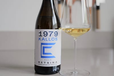 Fles 1979 Kalos Thalassino 2022 Griekse retsina met kustbos op de achtergrond