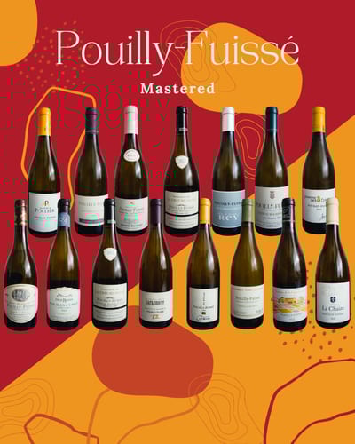 Glas Pouilly-Fuissé met fles op tafel