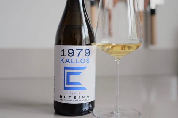 Fles 1979 Kalos Thalassino 2022 Griekse retsina met kustbos op de achtergrond