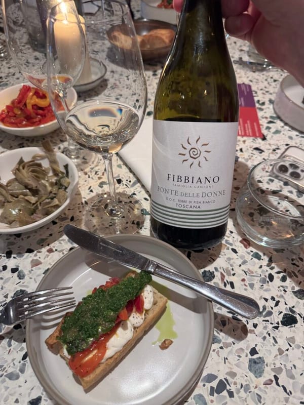 Italiaanse wijnen van Fattoria Fibbiano en Tenuta Antica Cavalleria op tafel bij wijndiner