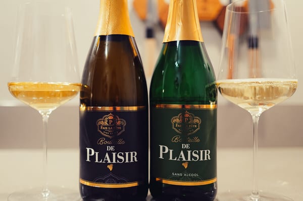 Bouteille de Plaisir alcoholvrije en traditionele Riesling sekt flessen met viltstift en cadeauverpakking