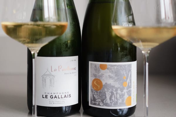 Fles Crémant d'Alsace naast Champagne glas voor een blind proeftest op prijs-kwaliteit