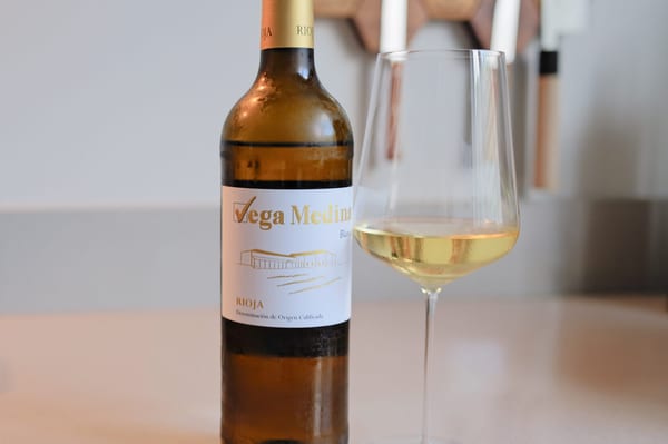 Fles Viñedos Y Bodegas Lyng Vega Medina Blanco, Spaanse witte wijn uit Castilla y León