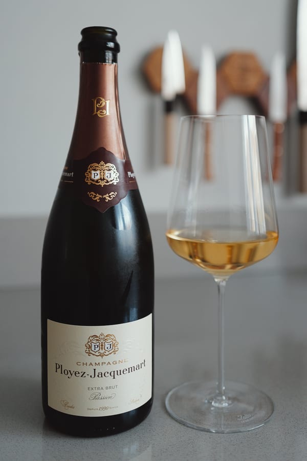 Twee flessen grower champagne van Henri Chauvet en Ployez-Jacquemart naast elkaar, geleverd door House Du Champagne.