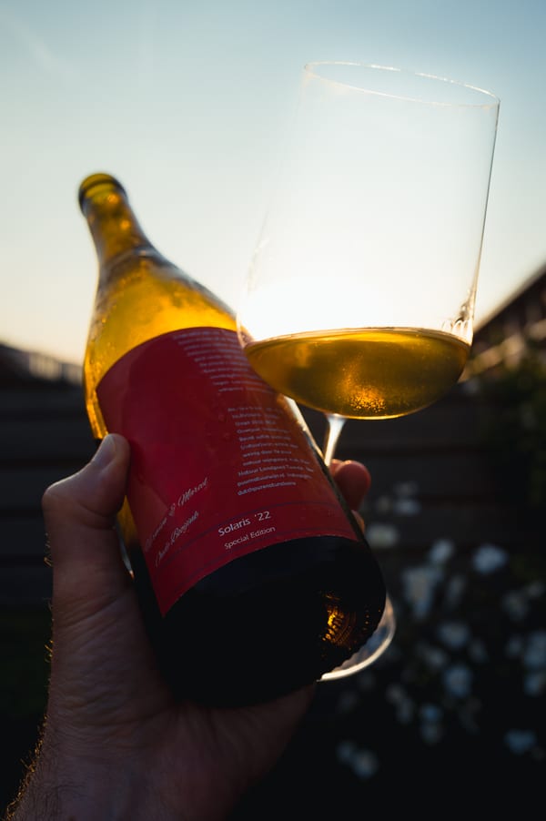 Fles Solaris 2022 biologische wijn op een tafel