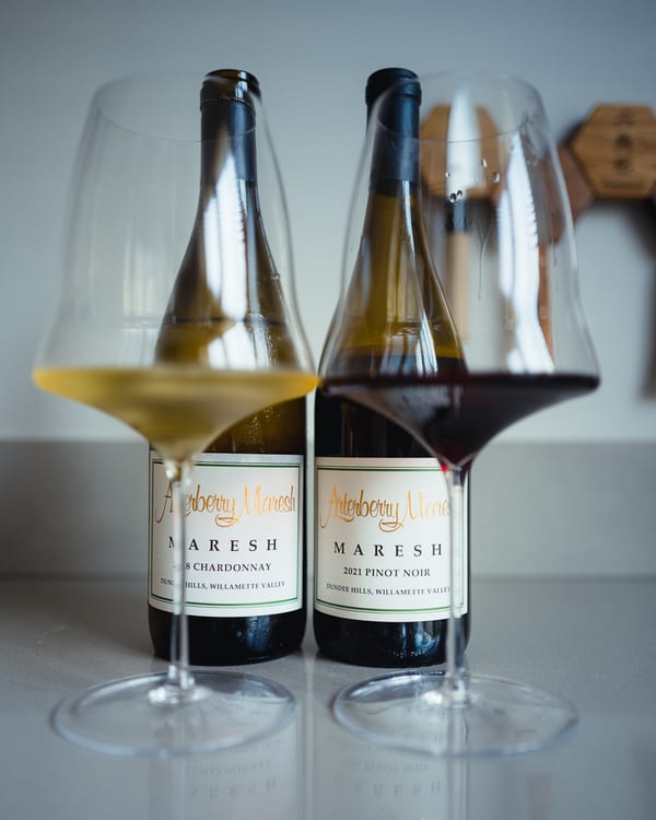 Meerdere flessen Arterberry Maresh wijn uit de Dundee Hills, Oregon