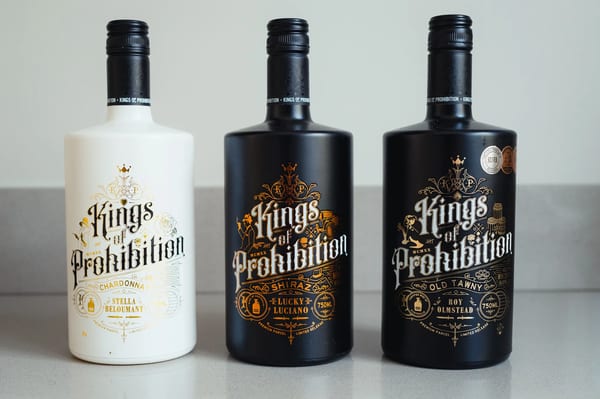 Flessen Kings of Prohibition wijn met art-deco labels