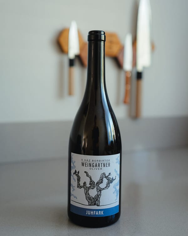 Fles Weingartner Juhfark 2022 Hongaarse wijn van vulkanische bodem