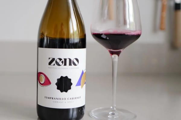 Fles Zeno Tempranillo Cabernet alcoholvrije rode wijn naast een glas