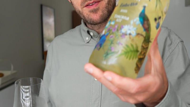 Glas witte wijn Cecchi Lobelia 2025 naast de beschilderde fles