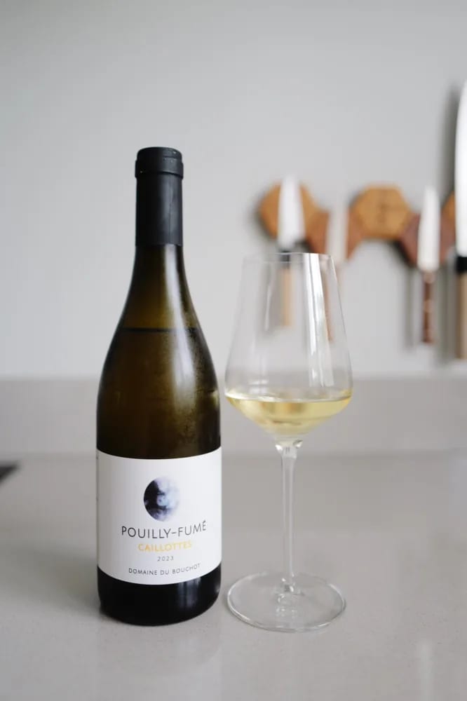 Fles Pouilly-Fumé Caillottes 2023 van Domaine du Bouchot naast een ingeschonken glas