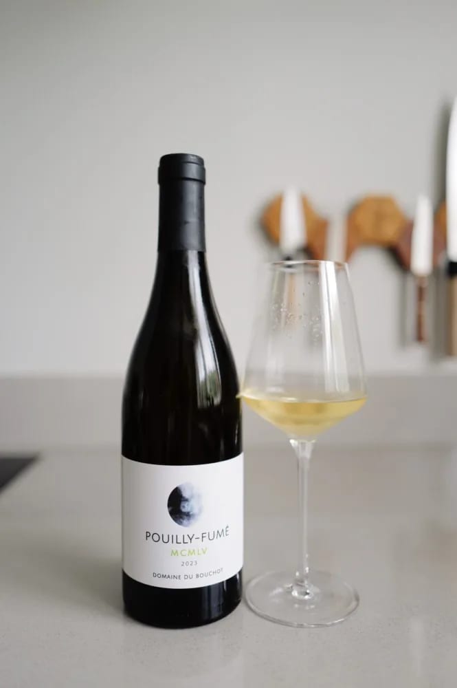 Fles Pouilly-Fumé MCMLV 2023 van Domaine du Bouchot naast een ingeschonken glas
