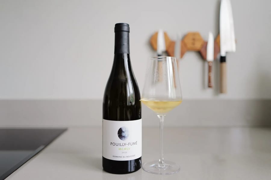 Fles Pouilly-Fumé MCMLV 2023 van Domaine du Bouchot naast een ingeschonken glas