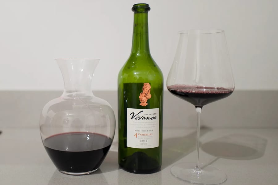 Fles Colección Vivanco 4 Varietales 2019 Rioja naast karaf en glas rode wijn